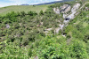 Blick auf die Schlucht der Raspille; hi Weg durch den Rebberg nach Venthône