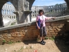 Marianne vor dem Amphitheater von Pula