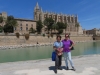 Marianne   und Bruni vor  der Kathedrale von Palma