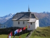 Kapelle auf der Bettmeralp ; re Vorderer Helsen 3106m, Helsehorn 3372m