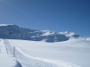 der Winterwanderweg vom Weisshorn hinunter; hi das Weisshorn  2653m