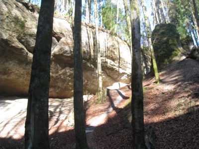 Wissengubel: Höhle hinter dem Wasserfall