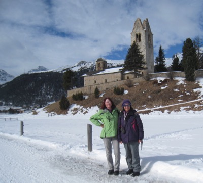 Bruni und Marianne vor der Kirche San Gian in Celerina