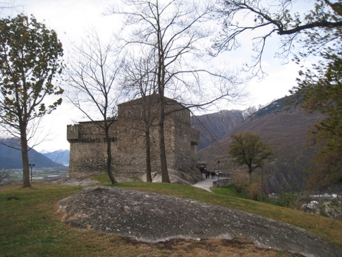 Castello di Sasso Corbaro 460m